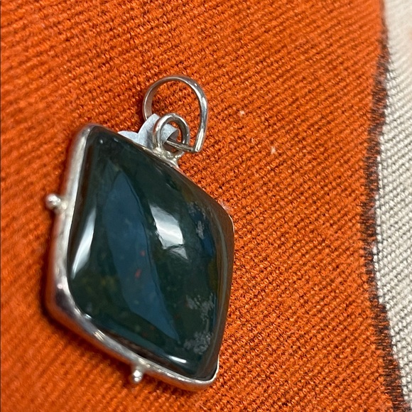 Elegant Sterling Silver and Green Pendant - Picture 1 of 4